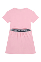 فستان بتصميم تيشيرت بأكمام قصيرة وطبعة شعار الماركة للأطفال